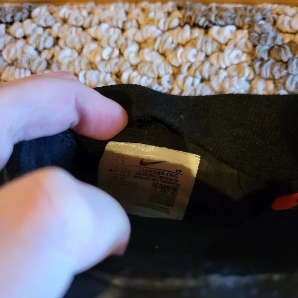 Nike Phantom Black & Red detail Men's pull on soccer cleats 7.5 - Picture 8 of 9